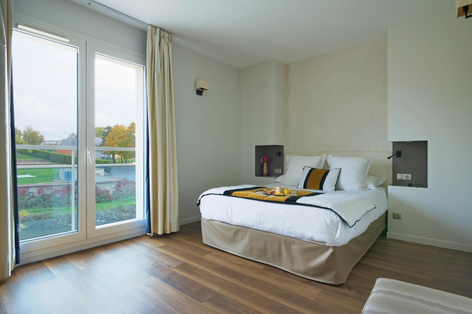 Les Suites - Konine 4 - Hotel & Bar & Restaurant Монсо-ле-Мін Екстер'єр фото